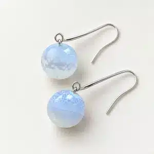 Pendientes de cuentas blanco azuladas
